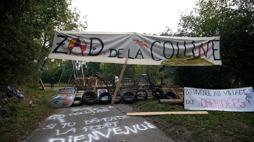 photographie de la zad de la colline