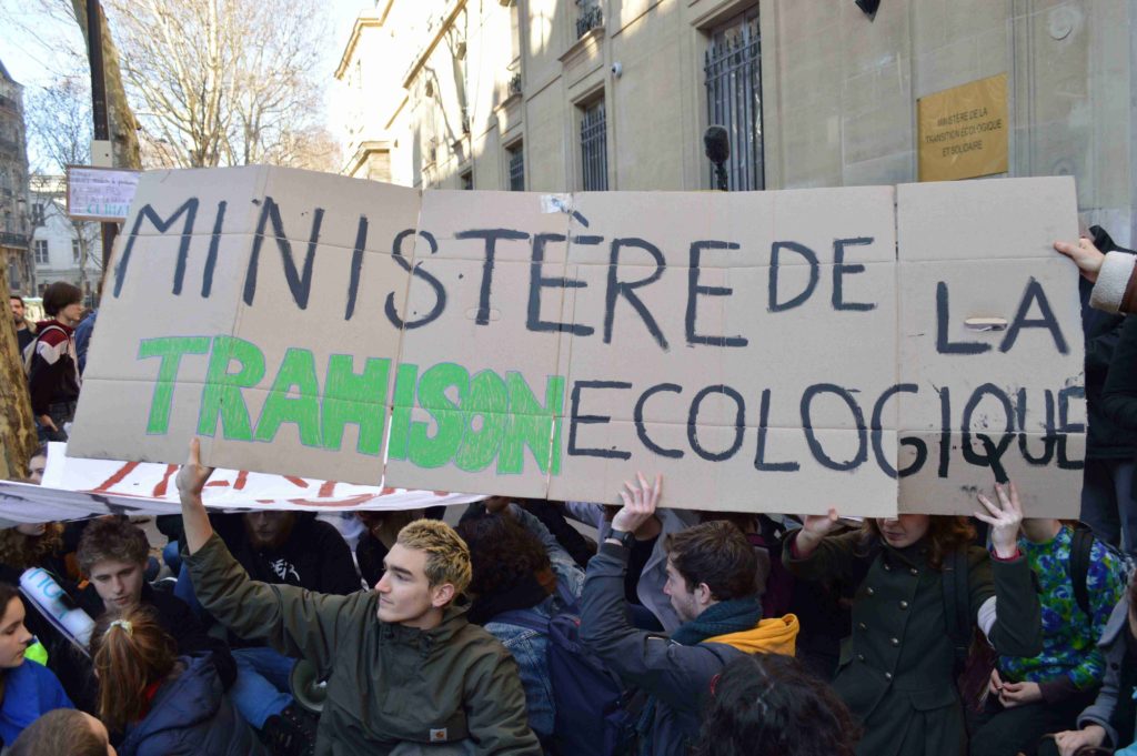 Photographie manifestation ministere de la transition ecologique