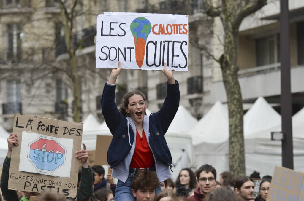 photographie d une manifestante pour le climat