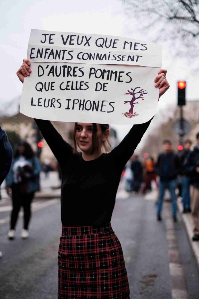 photographie d une jeune manifestante pour le climat