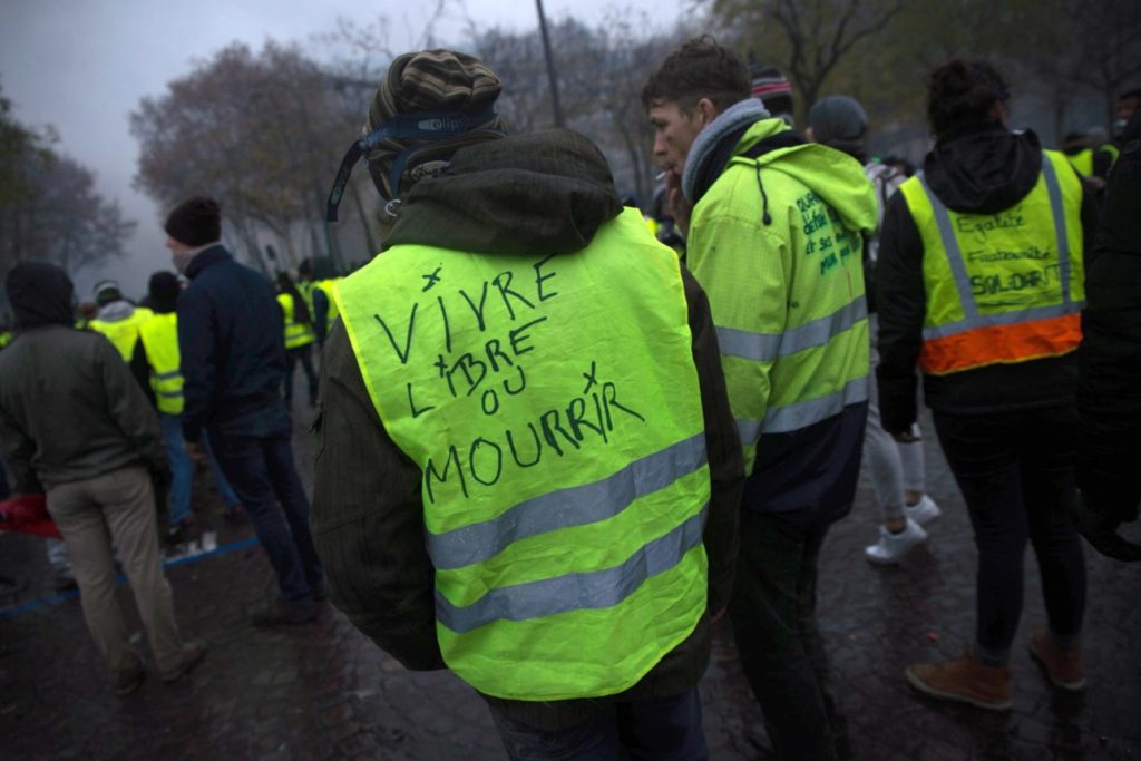 photographie de gilets jaunes