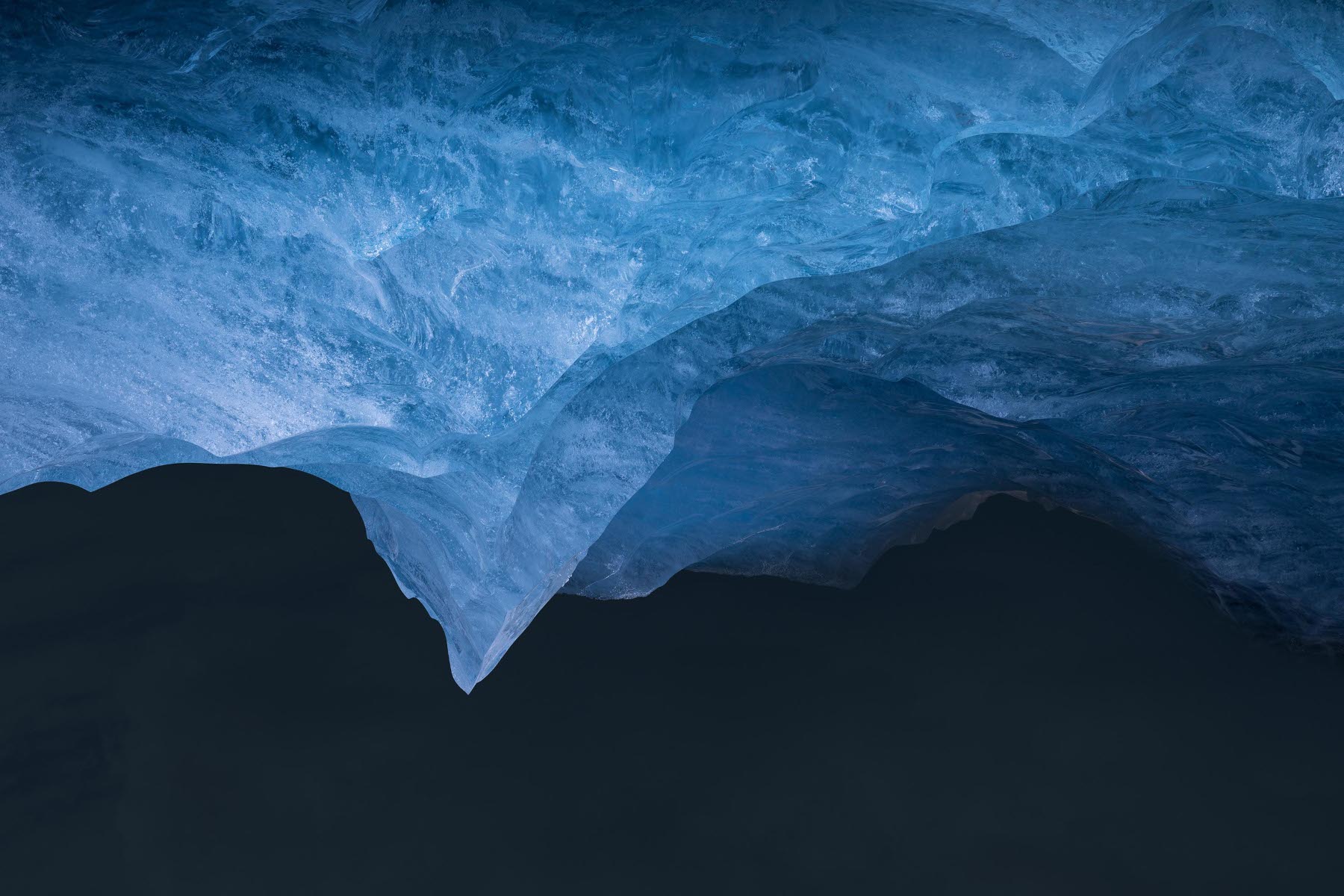 Paysage surréaliste et improbable fait de glace illuminée par on ne sait quelle lumière.