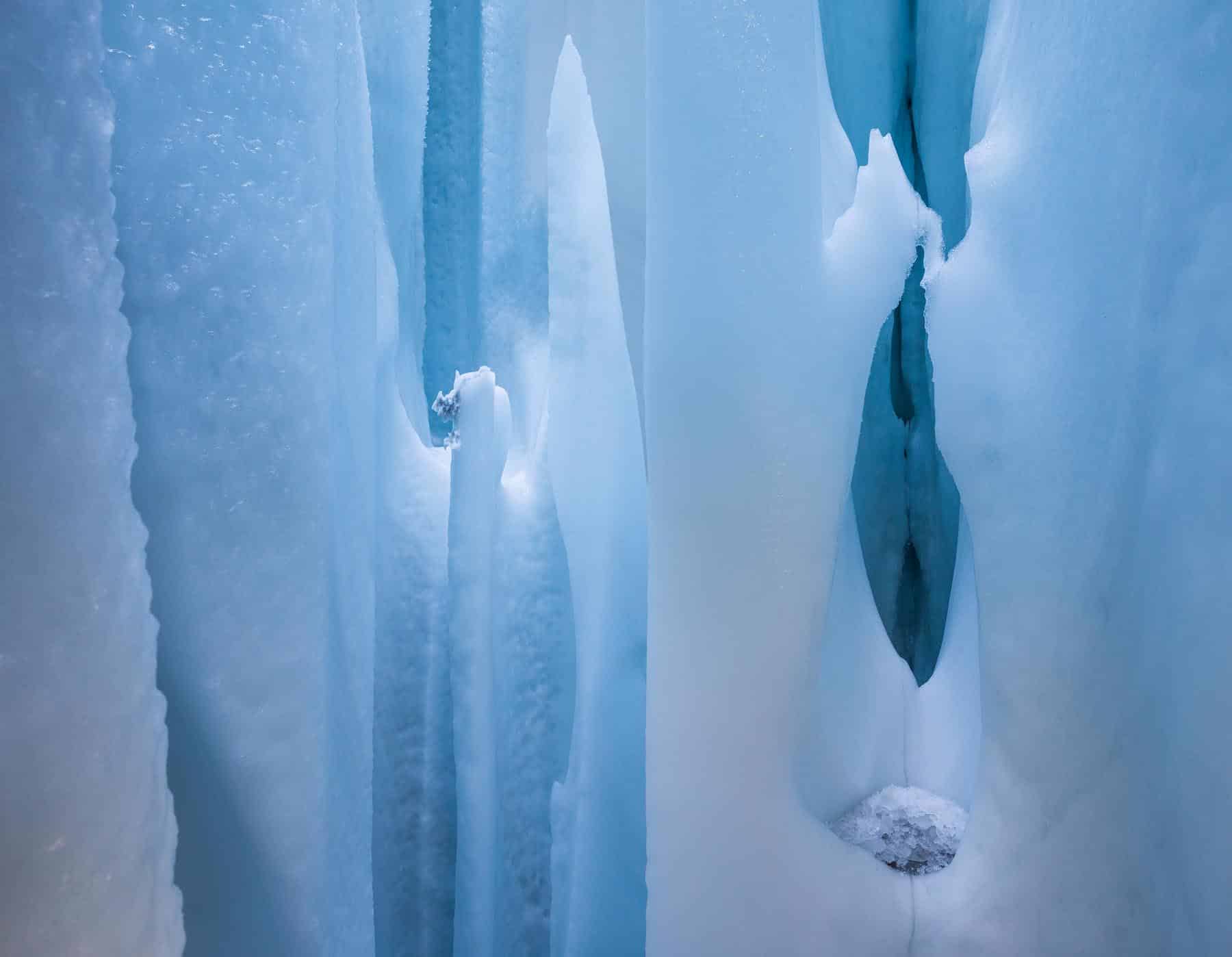 Glacier du Gorner (Zermatt). Puits M7 vers la profondeur de -30m, éclairage du premier plan par lampe frontale.