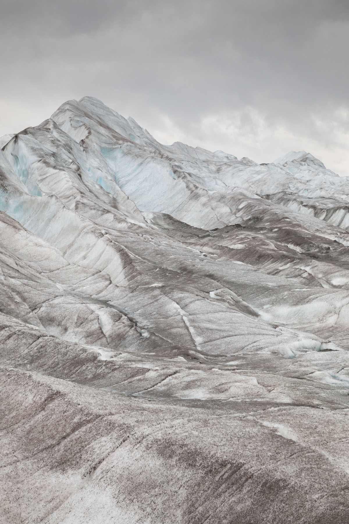 20 septembre 2020, glacier d'Aletsch dans le secteur de Märjelen. Crevasses sous un ciel gris.