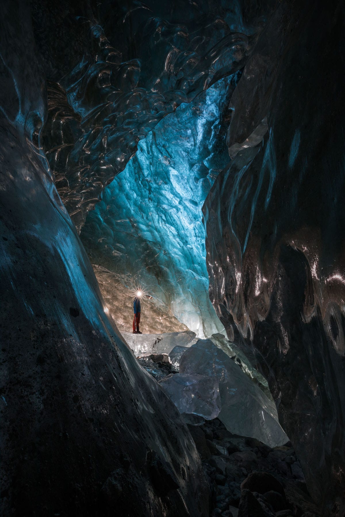 Résurgence de l'affluent du Theodulgletscher dans le Gornergletscher. Je suis dans une salle d'effondrements de blocs entre deux galeries. Le jour à travers le plafond peu épais apporte une lumière en croissant de lune.