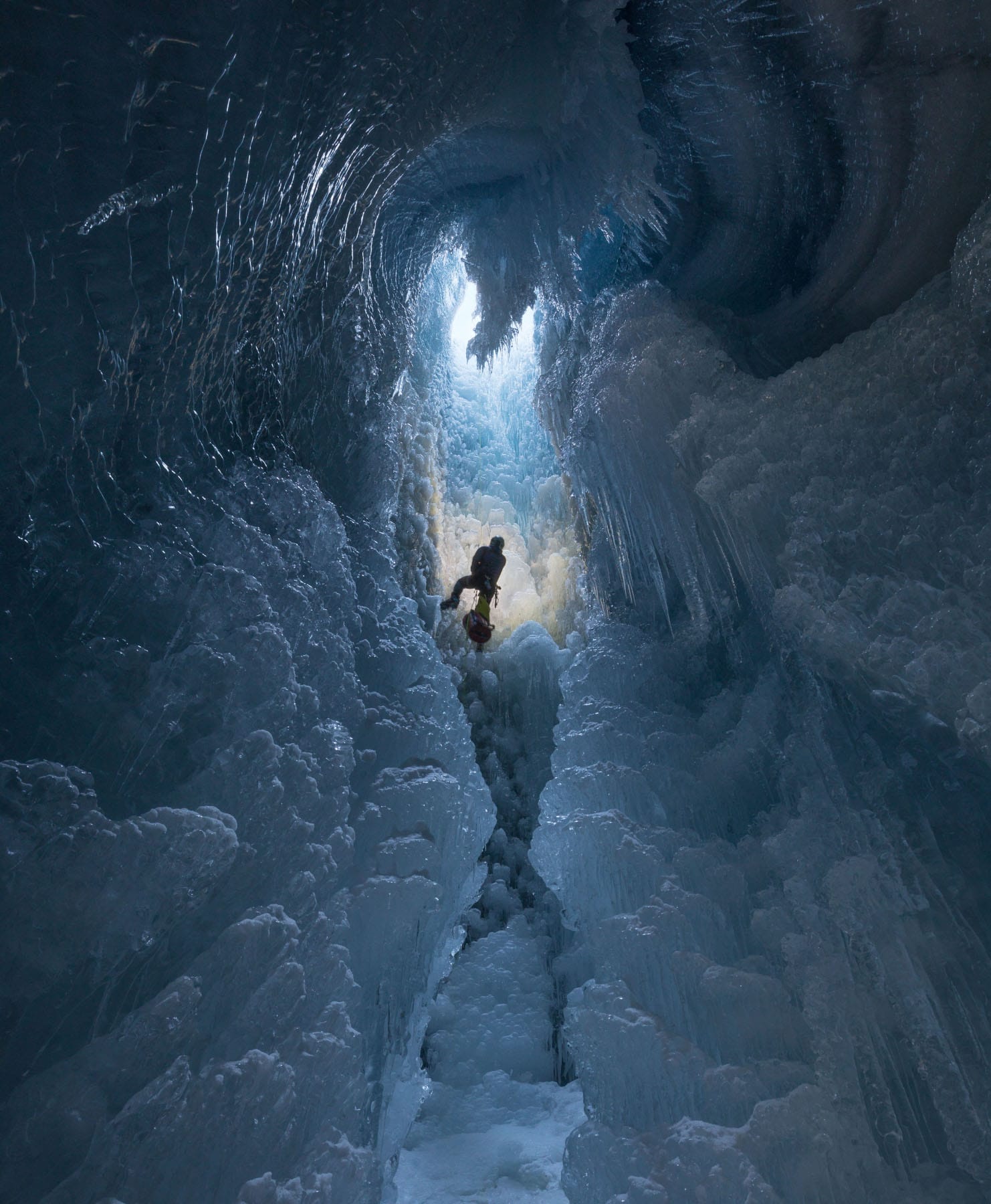 Léonard Cornuz dans le "moulin principal" du Glacier de la Plaine Morte. 29 novembre 2020.