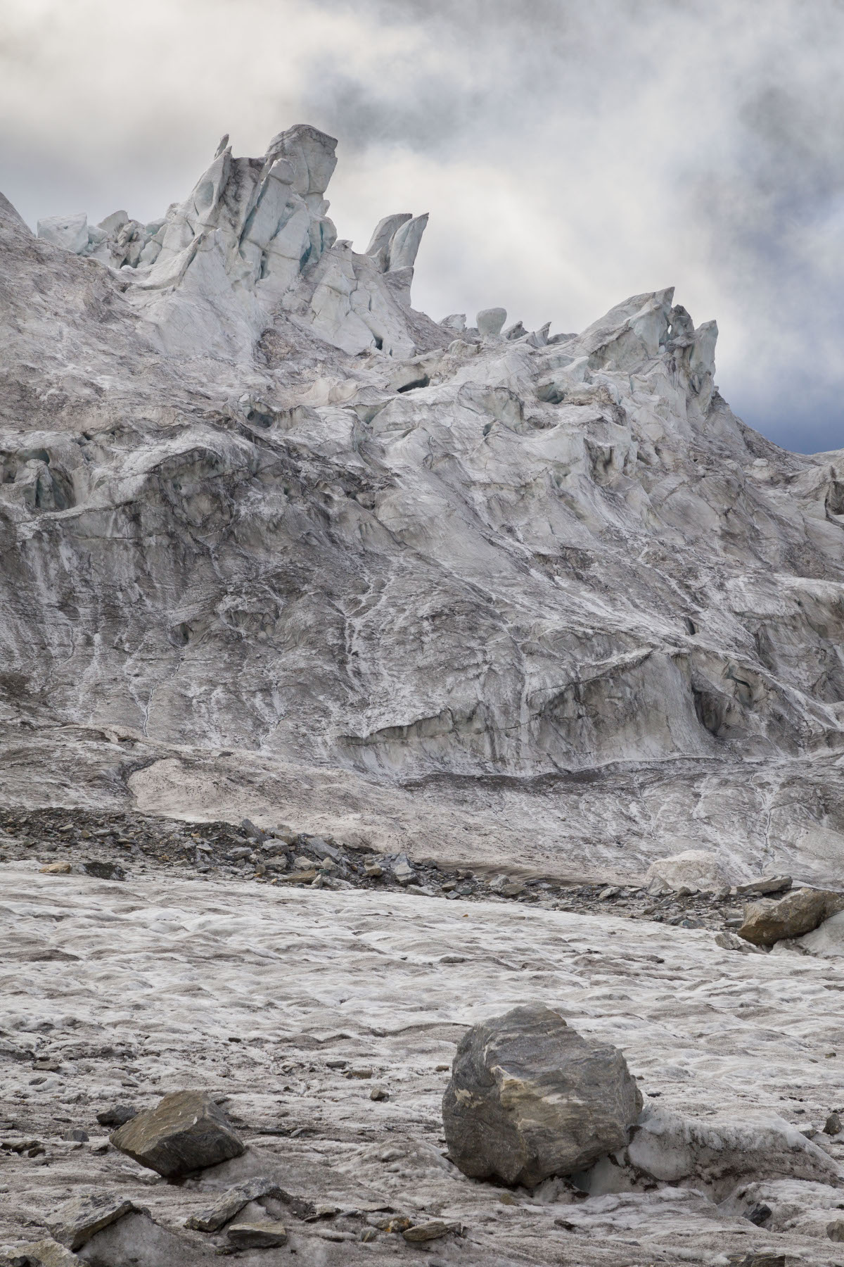 17 septembre 2021, glacier de Corbassière. Séracs et pierres de moraine.