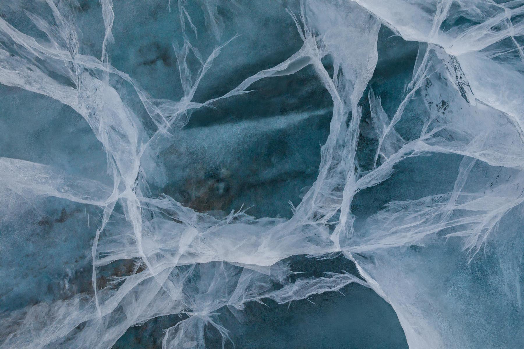 Structure de la glace au fond du grand moulin du bout du Lac des Faverges. Glacier de la Plaine Morte, 3 mars 2023.