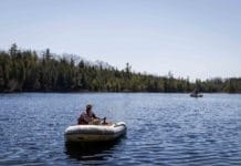L’Anthropocène dans un lac Les chercheurs de l'aire de conservation du lac Crawford prélèvent des carottes de boue. La boue de ce lac constitue une archive de l'histoire de la Terre. (Photo : Courtesy Brock University, jeudi 13 avril 2023)