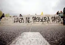 Sur l’A69, « on est arrivé au stade ultime du rapport de force » Un mur construit sur une route où il est écrit "L'A69 ne passera pas"