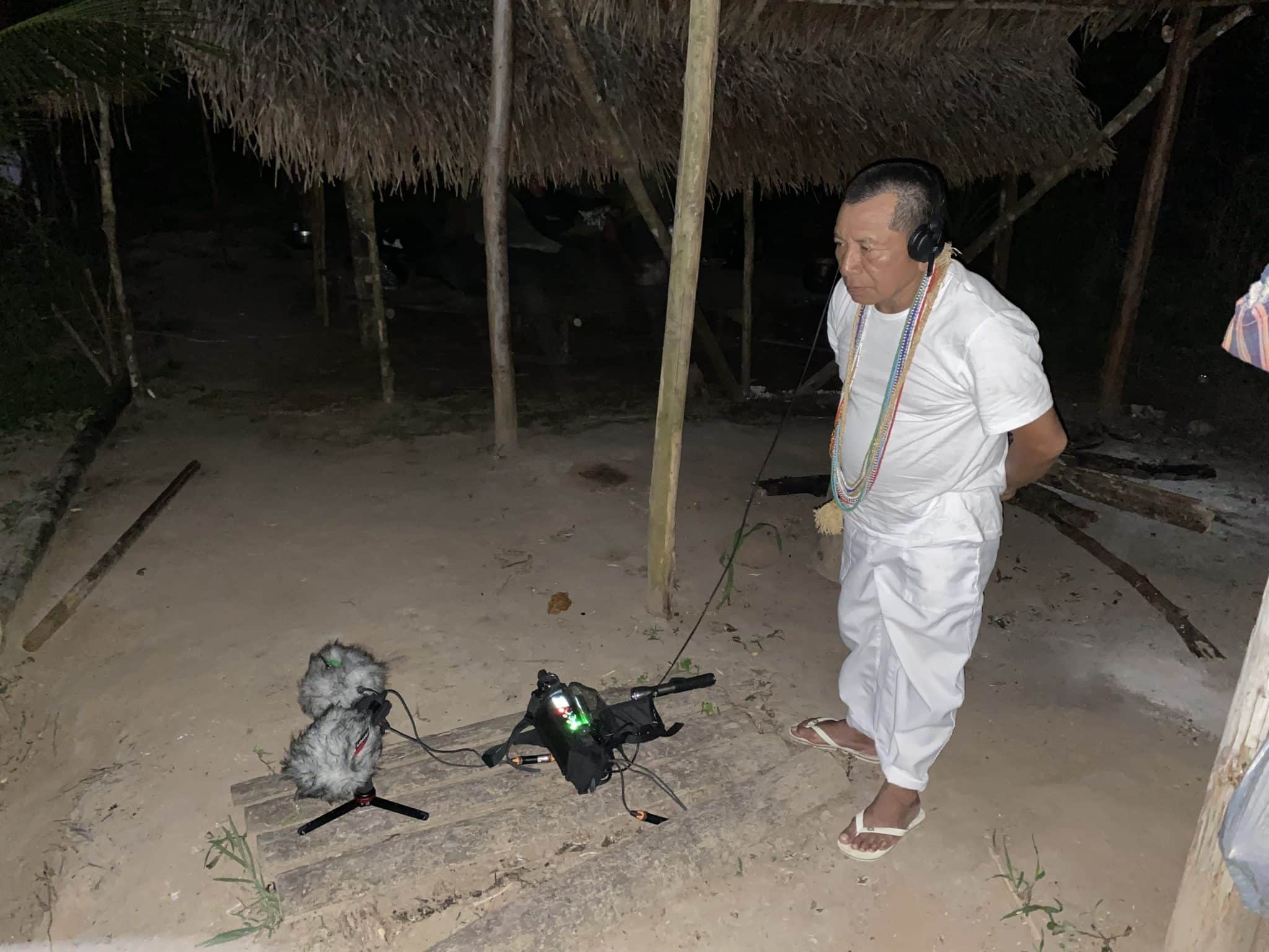 Ibã écoute lors d’un enregistrement nocturne dans un campement en forêt, alto rio Jordão, Acre, Brésil. Crédit : photographie de Denis Chartier, alto rio Jordão, Acre, Brésil, juillet 2023